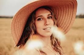 Une Fille Au Champ De Blé Dans Un Chapeau De Cowboy Photo stock