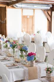 Diy Vintage Hochzeit Am Vedahof In Oberosterreich Tischdeko Mit Alten Marmeladenglasern Und Dosen Und Jute Und Spi Vintage Hochzeit Tischdeko Hochzeit Hochzeit