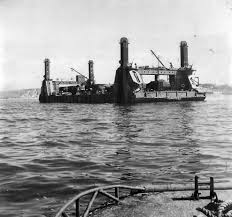 Spud Pier Section Of Mulberry B Harbor Arrives At Arromanches Normandy Debarquement En Normandie Guerre Mondiale Guerre