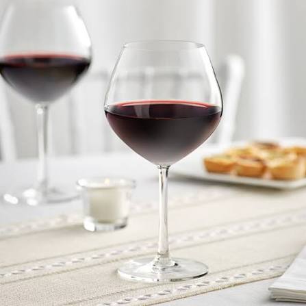 Trong khi ly Burgundy tôn vinh sự tinh tế.