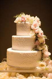 Wedding Cakes With Cascading Flowers Wedding Cake Flowers Cascade Wedding Cake Fresh Flowers Traditional Wedding Cakes