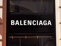 Balenciaga entschuldigt sich: Kampagne zeigt Kinder mit BDSM-Stofftieren -  n-tv.de