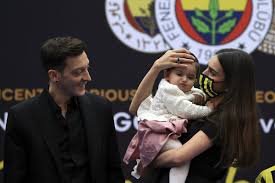 See more of mesut özil on facebook. Ntv Spor Maskenitak On Twitter Fenerbahce Mesut Ozil Icin Imza Toreni Duzenledi Torene Yildiz Futbolcunun Esi Amine Gulse Ozil Ve Kizi Eda Da Katildi Https T Co Yo4iu9ft55 Https T Co E8kdr4wdef