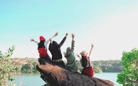 Friendship day is a day when friends come together and remember each other no matter how far they are but from the heart, they always are together. Gdlngt Xijiazm