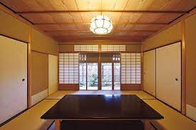 伝統的日本建築を手がける建築家との運命的な出会いにより 長年のマンション暮らしを捨て 数寄屋を建てる決意をした山下和美さん それは人気漫画家として走り続けてきた彼女が 人生でふと立ち止まった瞬間だった 数寄屋 暮らし 日本建築