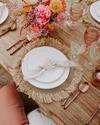 Spring centerpieces add just the right touch to a fun, warm weather meal. Fianceebodas On Twitter Table Decorations Table Settings Tablescape Inspiration