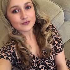 Amie Moss's Instagram, Twitter & Facebook