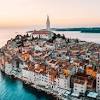 Einsame buchten, malerische städte, kristallklares meer und die gastronomie in istrien ziehen jährlich mehr als drei millionen touristen an. 1