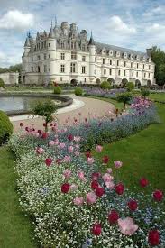 Chateau De Chenonceau In France Feedpuzzle Beautiful Castles Castle Garden Beautiful Places
