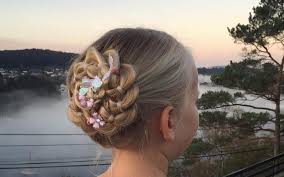 Une fois la tenue complète pour la jolie demoiselle, passez à sa coiffure ! Coiffure Pour Petite Fille Pour Tous Les Jours En Plus De 40 Idees Inspirantes