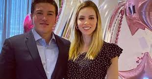 Todo ocurrió en una transmisión en vivo, donde regañó a su esposa por subir la pierna y la acusó de enseñar de más. Video Nueva Agresion Del Senador Samuel Garcia A Su Esposa