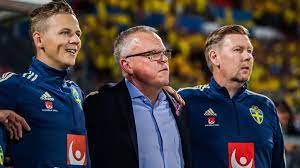 He is also a former player. Sa Gammal Ar Den Till Synes Sjukt Unga Killen Du Garanterat Sett Flimra Forbi Pa Landslagets Bank Cafe Se