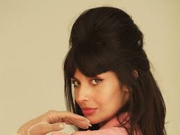 Dry your hair and get those pretty waves all in just one step! Jameela Jamil On Contouring You Might Look Good On Instagram But You Look Crazy In Real Life Vogue India