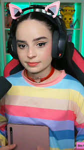 Silvia con jersey multicolor 💙💛💖💜 Silvia estaba preciosa en el stream.  @iamsilvia♡ se veía super cute y kawaii con el look elegido para el directo  y su actitud tierna. Silvia estaba muy bonita con el ...