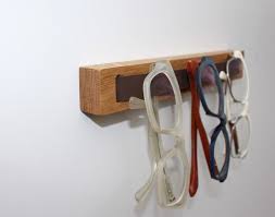 Weiteres Brillenholz Brillenhalter Eiche Kurz Ein Designerstuck Von Talholz Bei Dawanda Brillen Halter Brille Holz Brillenhalter