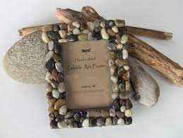 Colocar las piezas más chicas cuando tu decorado esté casi listo (lentejuelas, cuencas y purpurina). Marco De Fotos De Piedras Marcos De Fotos Manualidades Manualidades Con Piedras Fotos De Decoracion Para El Hogar