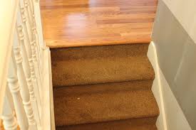 Strapazierte teppiche geben öfters anlass, diese zu entfernen. Aktualisieren Sie Ihre Treppe Entfernen Und Installieren Von Teppich Auf Der Treppe Treppe Treppe Haus Und Malerei Treppe