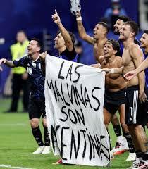 At full time, Messi and co took out a banner written that the Malvinas ( Falkland Islands) belong to Argentina😅. Kuyiputa FIFA uku😅 #WaGanyu