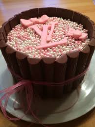 Beim stapeln & umschichten der böden zählt ja fast technik & geschick noch mehr als der kuchen selber. Duplo Torte Mit Einer Schokoladenfullung Schokoladenfullung Backerei Lecker