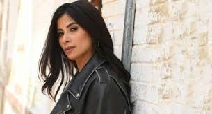 روبى، مغنية وممثلة مصرية، اسمها الحقيقى رانيا حسين محمد توفيق، اتولدت فى المنيرة.درست القانون فى جامعة بنى سويف.وكانت بتقدم برامج فنية فى قناة دريم والمحور المصرية. ÙˆØ§Ø­Ø¯Ø© Ø¬Ø¯ÙŠØ¯Ø© Ù„Ù€ Ø±ÙˆØ¨ÙŠ ÙˆØ§Ù„ÙƒØ¯Ø§ÙˆÙ†ÙŠ ØªØªØ®Ø·Ù‰ Ù…Ù„ÙŠÙˆÙ† Ù…Ø´Ø§Ù‡Ø¯Ø© Ø®Ù„Ø§Ù„ 48 Ø³Ø§Ø¹Ø© ÙÙ† ÙˆØ«Ù‚Ø§ÙØ© Ø§Ù„ÙˆØ·Ù†
