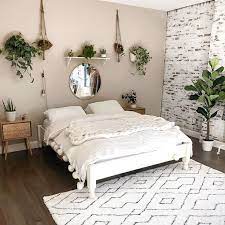 Add Pops Of Greenery To Your Neutral Chic Boho Bab Add Bab Boho Chic Greenery Neu Room Ideas Bedroom Minimalist Bedroom Design Master Bedrooms Decor