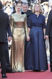 Lorsqu'on l'envoie en cure thermale pour soigner ses calculs rénaux, son mal de pierres, un lieutenant blessé dans la guerre d'indochine fait renaître en elle cette urgence d'aimer. Marion Cotillard Nicole Garcia Montee Des Marches Du Film Mal De Pierres Lors Du 69e Festival International Du Film De Cannes Le 15 Mai 2016 C Borde Jacovi Purepeople