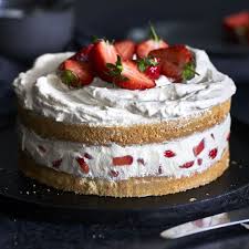 Erdbeer Sahne Torte Mit Extra Luftigem Biskuitteig Rezept Erdbeer Sahne Torte Gesunde Susse Snacks Biskuitteig