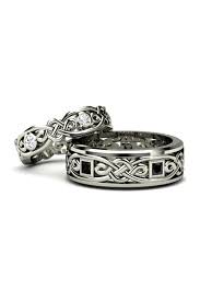 Tribal Wedding Bands Don T Just Look Amazing But Create A Striking Impact On Any And Everyone Who Set Thei Aneis Celtas Ideias Para Noivado Banda De Casamento