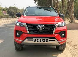 Pasăre marină de mărimea unui porumbel, cu. Check Out India S Only Toyota Fortuner With Gloss Red Body Wrap