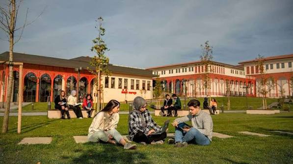 İbn Haldun Üniversitesi Külliyesi - İHÜ