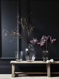 mat zwarte muur met daarvoor kunstbloemen van neptune www neptune com zwart black verf kunstbloemen interie decoratie woonkamer decoratie zwarte muur
