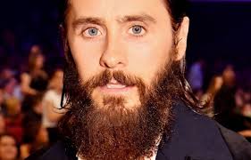 Dolgun bir yanağa sahipseniz, sakallarınız yüzünüzü daha da büyük göstereceğinden, hafif ya da kirli sakalı tercih etmelisiniz. En Iyi Ve En Kotu Sakal Stilleri Esquire