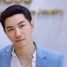 ဝုလုလေးဈေးရောင်းနေသည် မေး