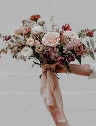 Vous Devez Voir Les Demoiselles D Honneur Dans Des Tons Bijou Cerceaux Floraux Dans Cette Blumenstrauss Hochzeit Herbsthochzeit Braut Blumen