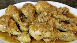 Mientras se doran, fileteamos los dientes de ajo, cortamos la cebolla en julianas, la zanahoria en cubos pequeños y los añadimos a la olla. Muslos De Pollo Encebollados Youtube