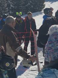 Aktuálne články a zaujímavosti na tému klaus iohannis. Foto PreÈ™edintele Klaus Iohannis A Revenit La Schi In MunÈ›ii È™ureanu A Fost Fotografiat In Timp Ce StÄƒtea Din Nou La Rand La Telescaun Ziarul Unirea