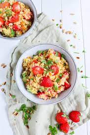 Mit einer gabel etwas auflockern. Couscous Salat Mit Avocado Und Erdbeeren