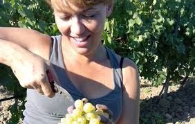 Mi chiamo Marilena Barbera e sono una vignaiola. Da vent'anni, insieme a  mia madre Nina, faccio il vino a Menfi, in Sicilia, c