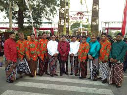 Surjan dan kebaya lurik kain atbm ukuran s, m, l, xl dan xxl anak s,m,l,xl,xxl monggo. Surjan Antara Filosofi Mode Kabarno