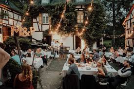 Eine hochzeitsfeier will gut vorbereitet sein, und am besten fängt man. Traumhafte Location Muhlenhochzeit In Nrw Unter Freiem Himmel Sommerhochzeit Im Bohostil Boho Hochzeitslocation Hochzeit Location Lichterketten Hochzeit