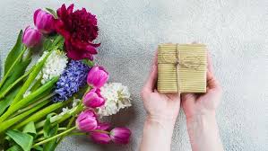 Prinsip memberikan hadiah adalah ketika kita ada rejeki. 7 Hadiah Yang Cocok Sebagai Kenang Kenangan Untuk Guru Sd