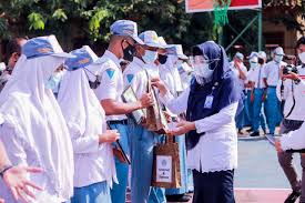 Model baju paramita rusadi / 7 artis indonesia yan. Pemberian Reward Siswa Berprestasi Dan Lulus Perguruan Tinggi 2021 Sman 4 Pamekasan