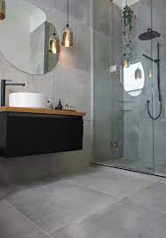 Badezimmer hochschrank in weiß grau hängend. Badezimmer Grau Ideen Fur Ein Zeitloses Und Trendiges Baddesign