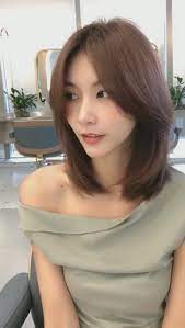 Round Face Split Straight Hair Hairstyle Round Face Suitable Video In 2020 Medium Hair Styles Straight Hairstyles Short Hair Styles