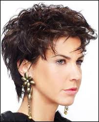 Lass Deine Naturlocken Spielen 10 Schone Kurzhaarfrisuren Einfache Frisuren Frisuren Kurzhaarfrisuren Naturlocken Kurzhaarfrisuren