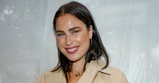 Molly Hammar om kroppskomplex: “Är inte det fett ute?”