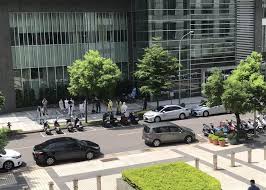 問卦若電視台有人確診，其他電視台也很危險？@gossiping，共有19則留言，13人參與討論，8推 0噓 11→， 雖然大家都聚焦在現在這個電視台但想到要是有記者或攝影 雖然大家都聚焦在現在這個電視台 但想到要是有記者或攝影感染 這些不是整天要趴趴走接觸很多公眾人物嗎？ Ecmxoe7wfrkrdm