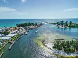 L'île centrale est traversée par un tunnel, et des canons défendent les côtes méridionales. Look There We Are Coming Around Snake Island In Venice Picture Of Venice Southwest Gulf Coast Tripadvisor