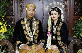 Pakaian adat jawa barat model kebaya ini selalu memberikan nuansa yang lebih, bagi orang jawa barat menggunakan kebaya adalah wajib, karena kebaya ini identik dengan busana jawa kuno yang. Jenis Pakaian Adat Jawa Timur Pesa An Madura Model Baju Pengantin
