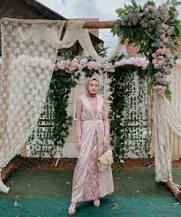 Sementara bahan dan warna kain yang digunakan. Inspiratif Cek 35 Inspirasi Kebaya Modern Untuk Wanita Berhijab Updated 2021 Bukareview